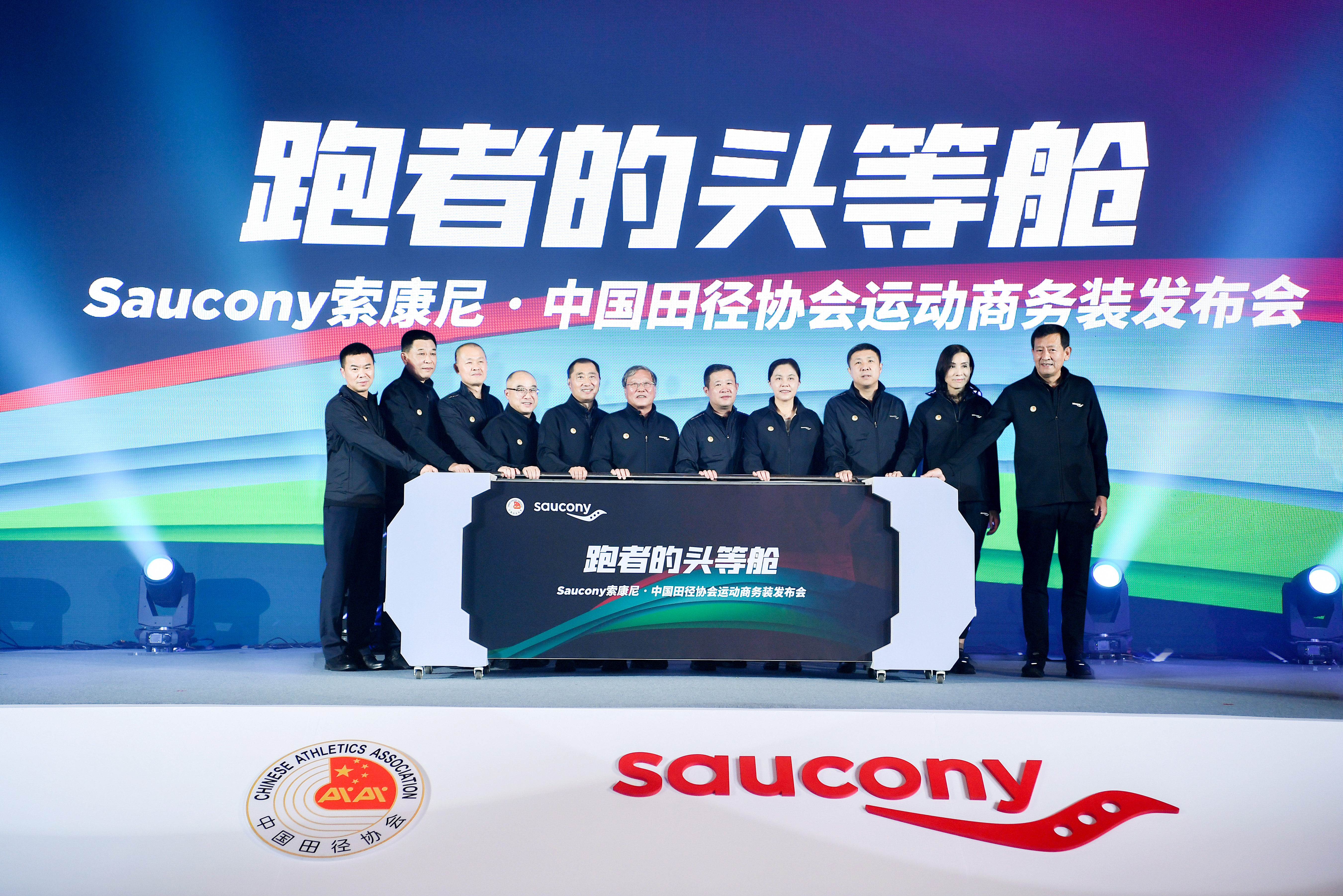 体坛联播｜德国足协官宣勒夫留任，阿扎尔加盟皇马第9次受伤