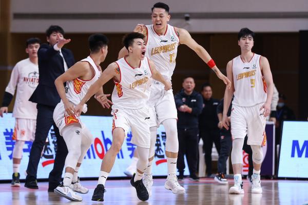 体坛联播｜阿森纳终结7轮不胜，曼联无缘追平客场连胜纪录