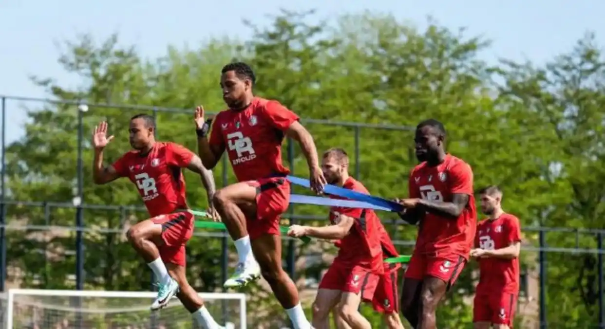 本赛季的欧冠欧联杯，荷兰球队遭遇全面失败，阿贾克斯埃因霍温欧冠小组赛双双出局，欧联杯三队无缘16强，昔日辉煌不再让人唏嘘