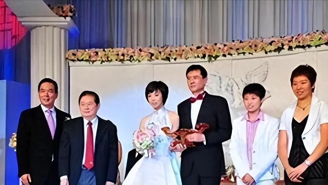 与袁立分手的徐威，娶到张怡宁后，现在过得怎样？