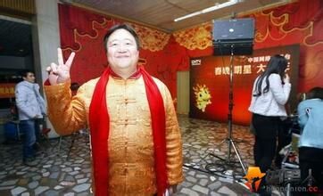 一分钱没有花 “春晚笑脸哥”连续看了17年春晚