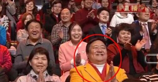 一分钱没有花 “春晚笑脸哥”连续看了17年春晚