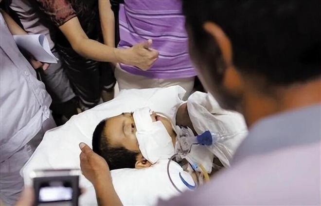 他被人用“高压泵”充气，肚子鼓成球，内脏受损，面部坏死