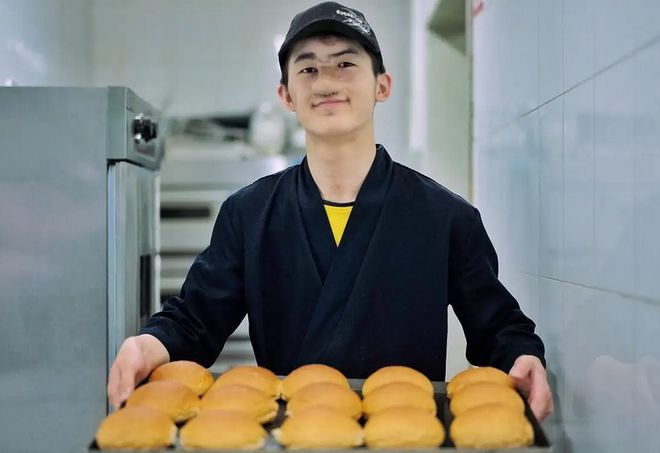 他被人用“高压泵”充气，肚子鼓成球，内脏受损，面部坏死