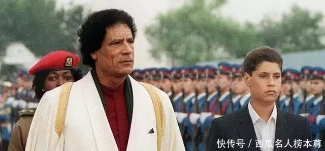 2011年，卡扎菲五子目光空洞，抽完最后一口烟，随后遭乱枪打死