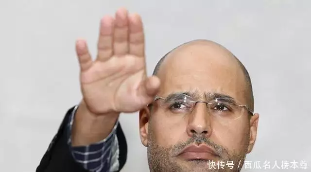 2011年，卡扎菲五子目光空洞，抽完最后一口烟，随后遭乱枪打死