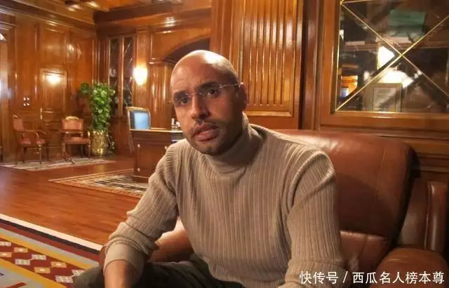 2011年，卡扎菲五子目光空洞，抽完最后一口烟，随后遭乱枪打死