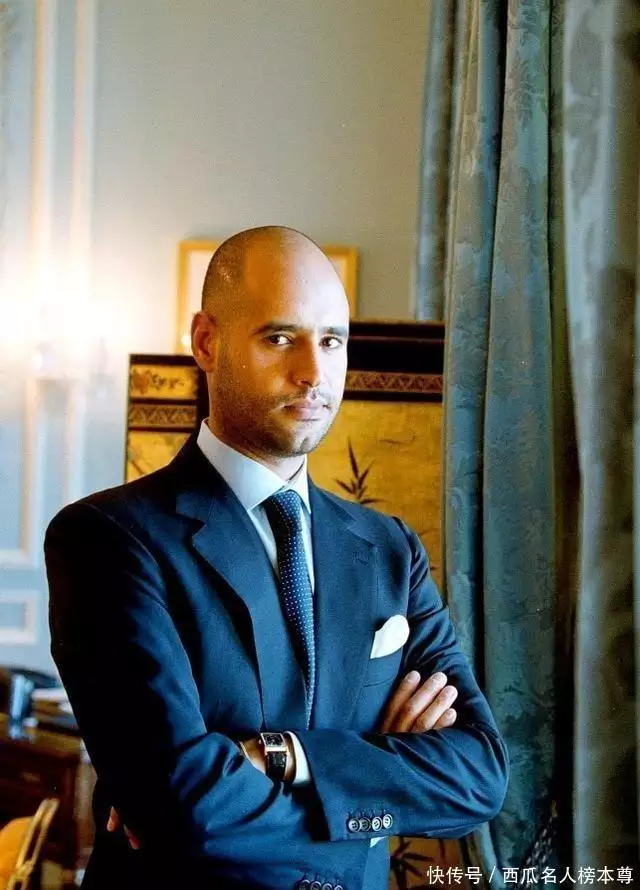 2011年，卡扎菲五子目光空洞，抽完最后一口烟，随后遭乱枪打死