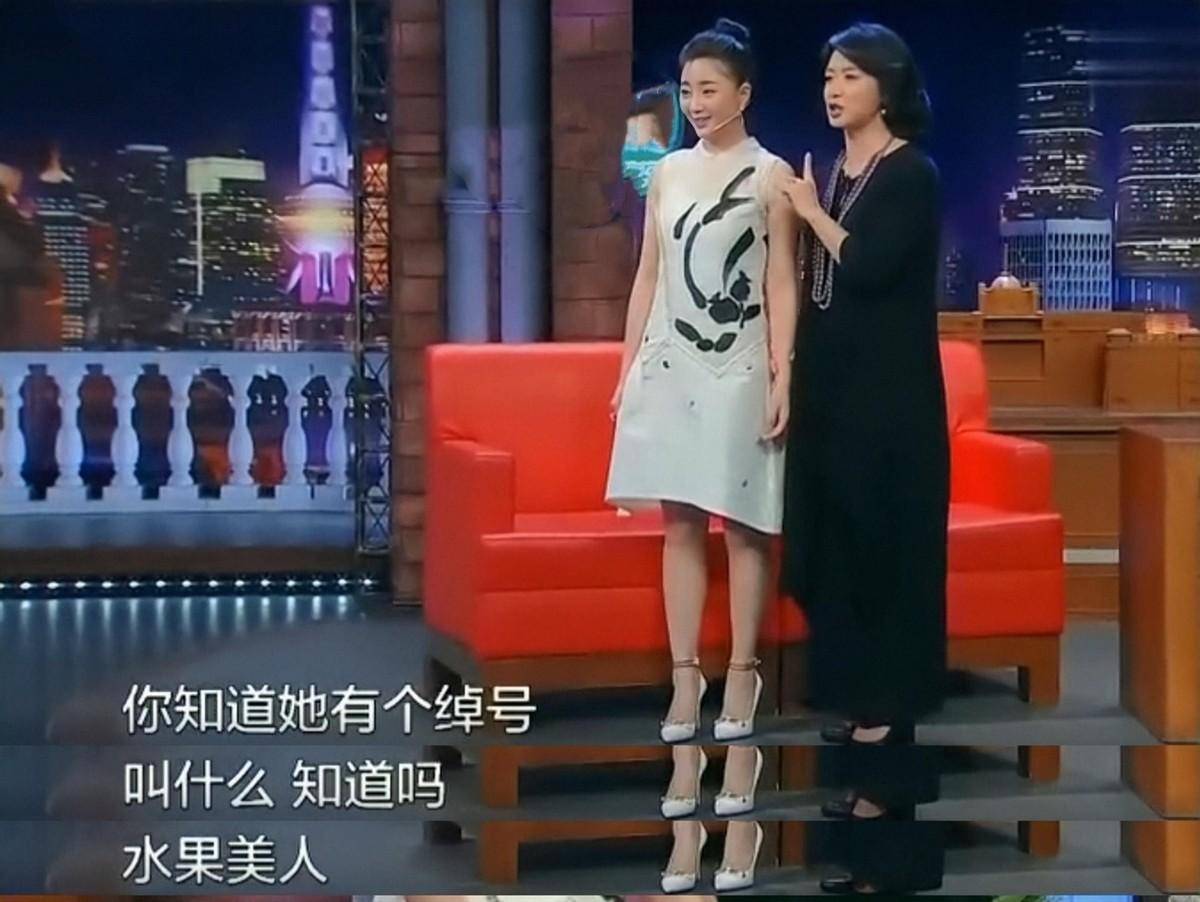 42岁的殷桃魅力不减，与富商、足坛名将均有交往，如今仍旧未婚