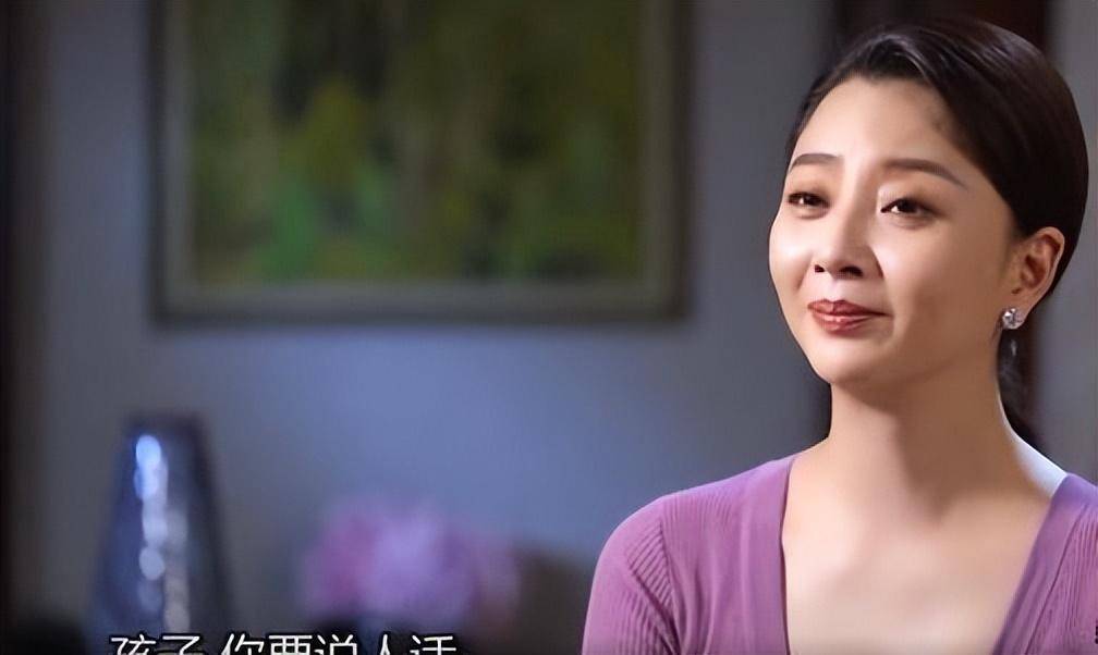 42岁的殷桃魅力不减，与富商、足坛名将均有交往，如今仍旧未婚