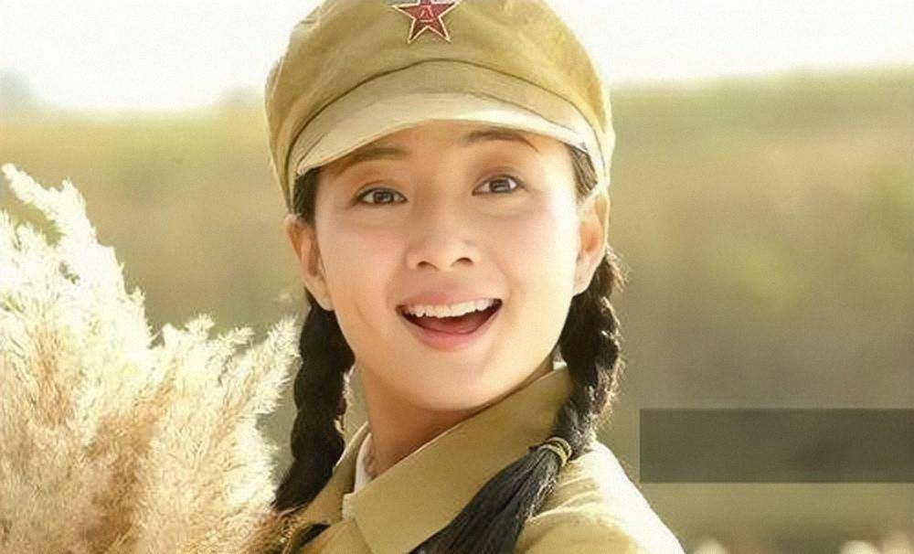 42岁的殷桃魅力不减，与富商、足坛名将均有交往，如今仍旧未婚