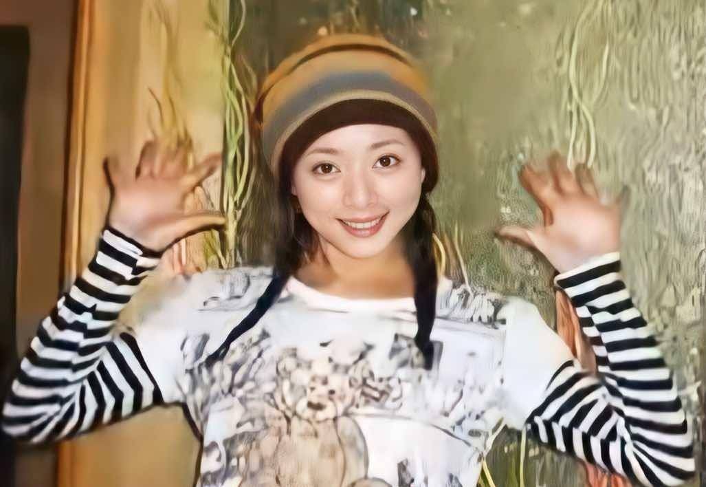 42岁的殷桃魅力不减，与富商、足坛名将均有交往，如今仍旧未婚