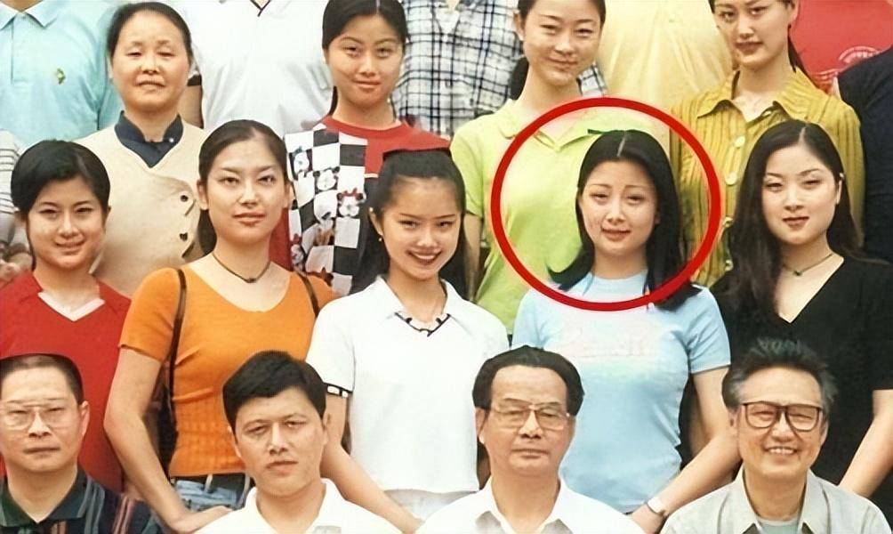 42岁的殷桃魅力不减，与富商、足坛名将均有交往，如今仍旧未婚