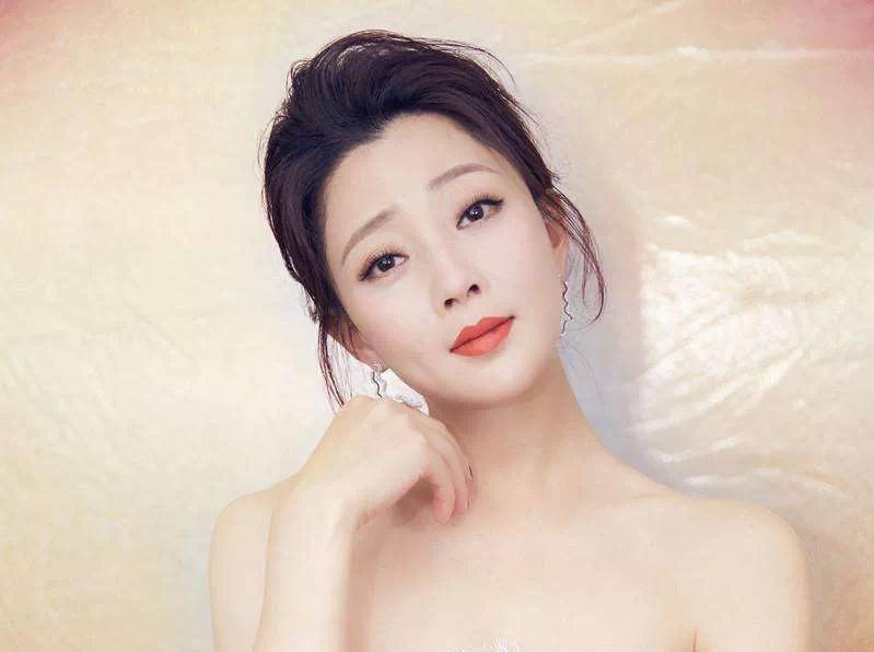 “人间水蜜桃”殷桃：前夫不听话10年，情断3个男人，今41岁还单身