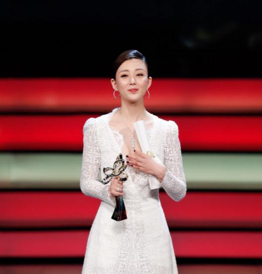 “人间水蜜桃”殷桃：前夫不听话10年，情断3个男人，今41岁还单身