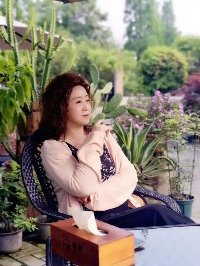 她是张国立前妻,老公移情别恋后她默默放手,现在67岁还是一个人