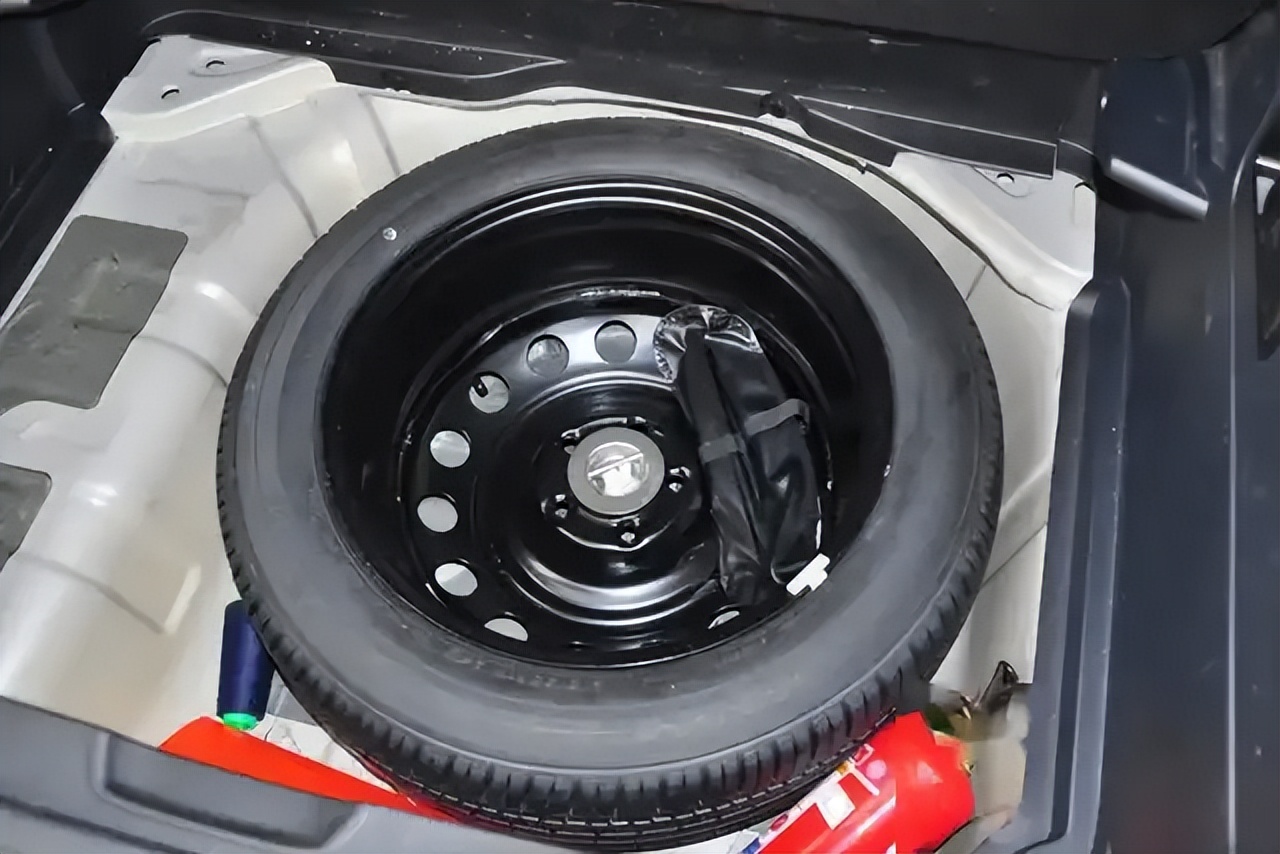 关键时刻爆胎却换不上？原来备胎在后备箱里已经“过期报废”