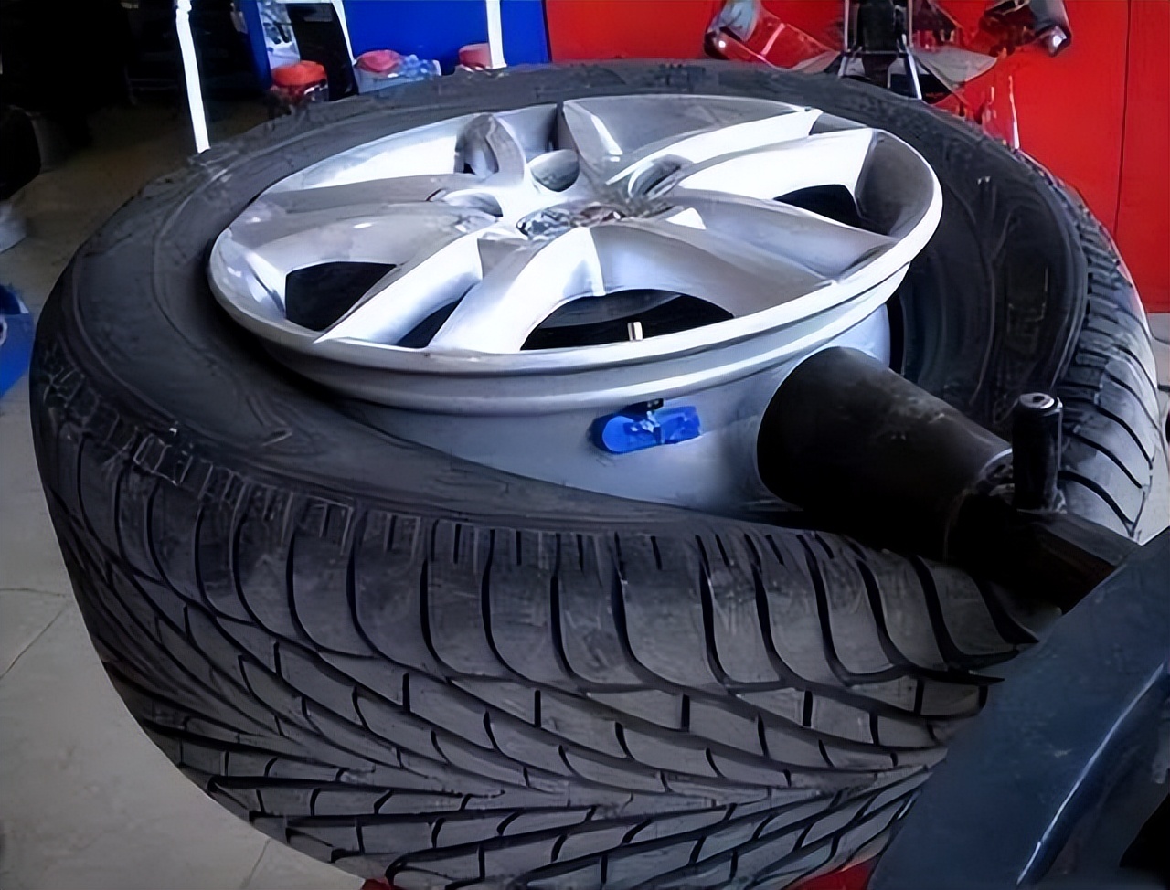 关键时刻爆胎却换不上？原来备胎在后备箱里已经“过期报废”
