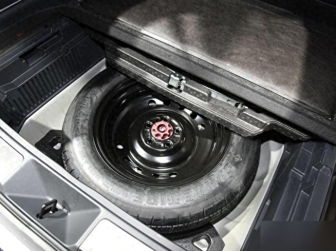 备胎使用禁忌:非全尺寸轮胎的时速限制与更换里程标准