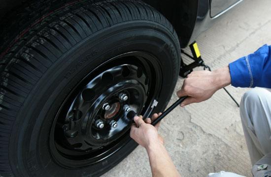 备胎使用禁忌:非全尺寸轮胎的时速限制与更换里程标准