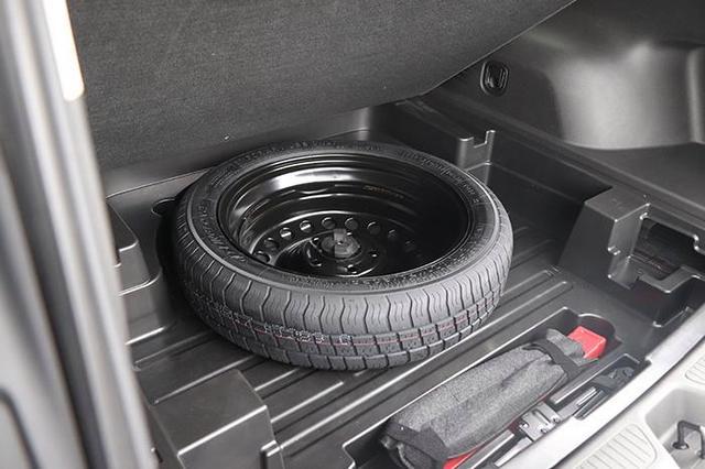 备胎使用禁忌:非全尺寸轮胎的时速限制与更换里程标准