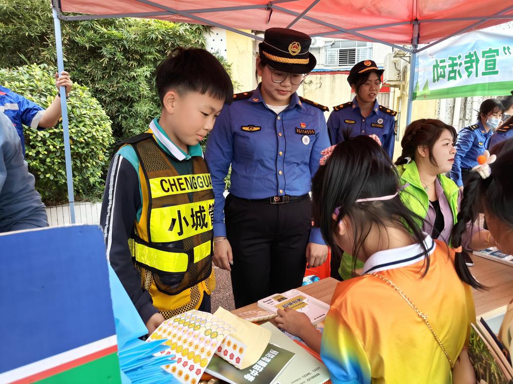 东莞虎门：校园“跳蚤市场”开市，“小城管”正式上岗