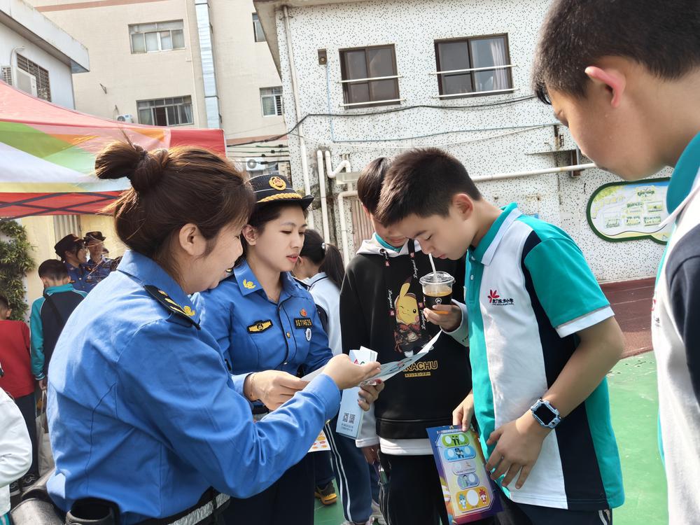 东莞虎门：校园“跳蚤市场”开市，“小城管”正式上岗