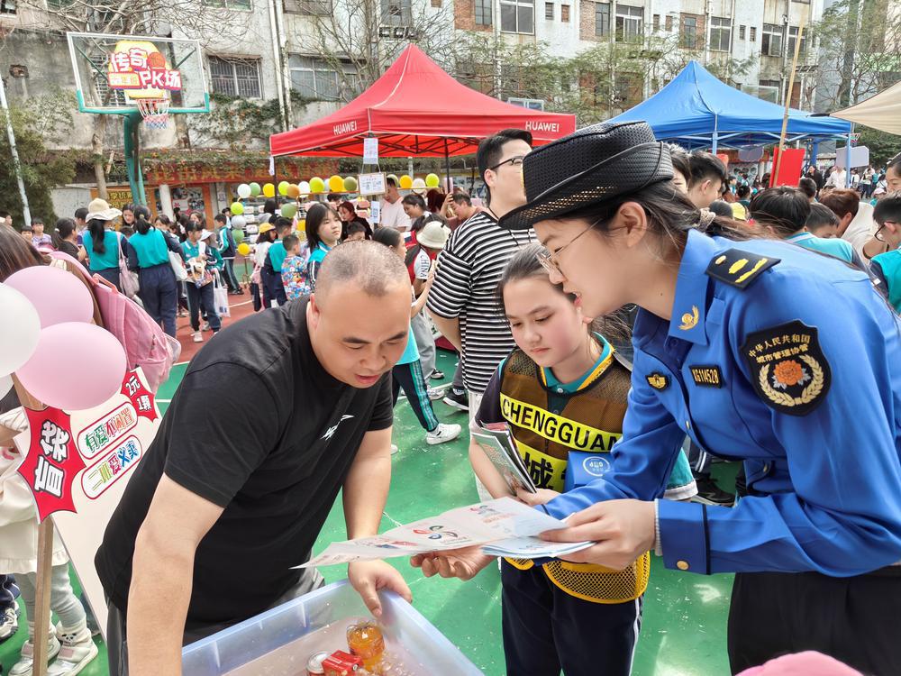 东莞虎门：校园“跳蚤市场”开市，“小城管”正式上岗
