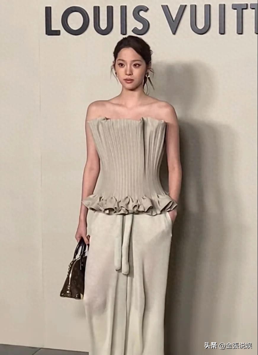 LV红毯太真实！巩俐让C位，金晨嘴歪，宋茜褶多，钟楚曦一脸男相