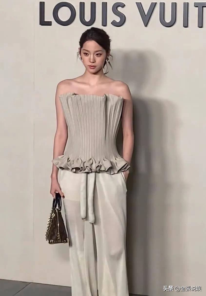 LV红毯太真实！巩俐让C位，金晨嘴歪，宋茜褶多，钟楚曦一脸男相