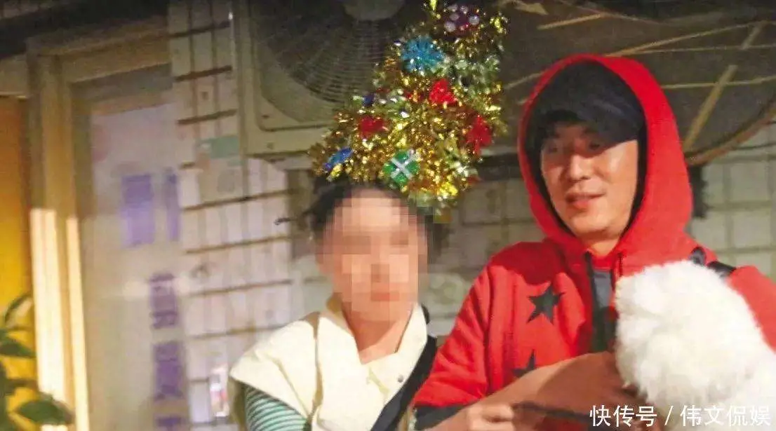 47岁陈楚河官宣恋情，圣诞夜牵手圈外女友，主动抱狗霸气护妻