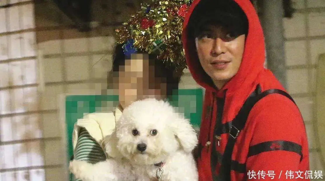 47岁陈楚河官宣恋情,圣诞夜牵手圈外女友,主动抱狗霸气护妻