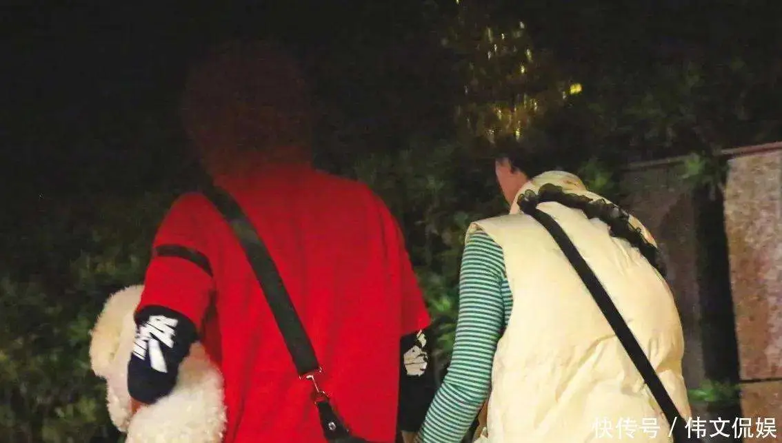 47岁陈楚河官宣恋情,圣诞夜牵手圈外女友,主动抱狗霸气护妻