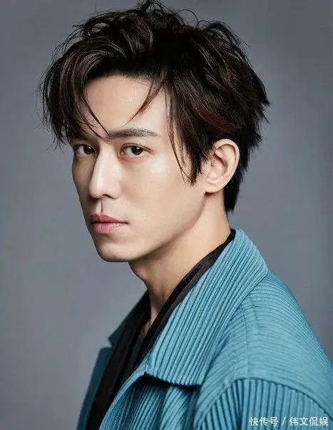 47岁陈楚河官宣恋情,圣诞夜牵手圈外女友,主动抱狗霸气护妻