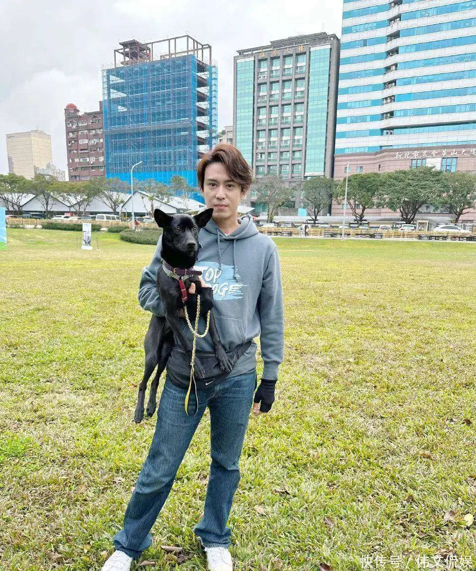 47岁陈楚河官宣恋情,圣诞夜牵手圈外女友,主动抱狗霸气护妻