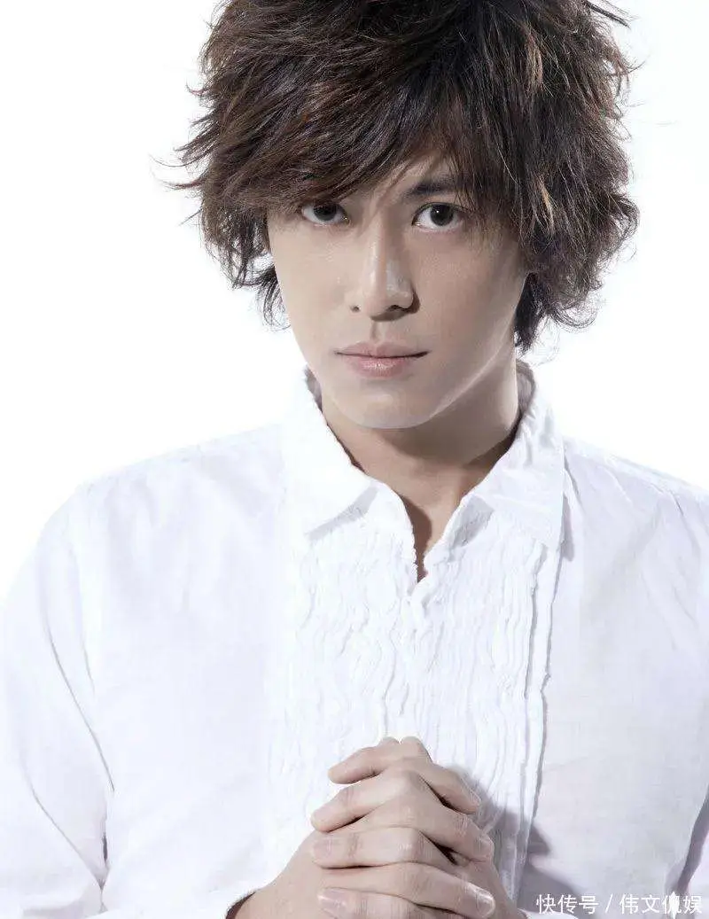 47岁陈楚河官宣恋情,圣诞夜牵手圈外女友,主动抱狗霸气护妻