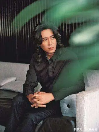 偶像剧男神首度认爱妹子！　陈楚河「抱狗牵女友」甜蜜互动全被拍