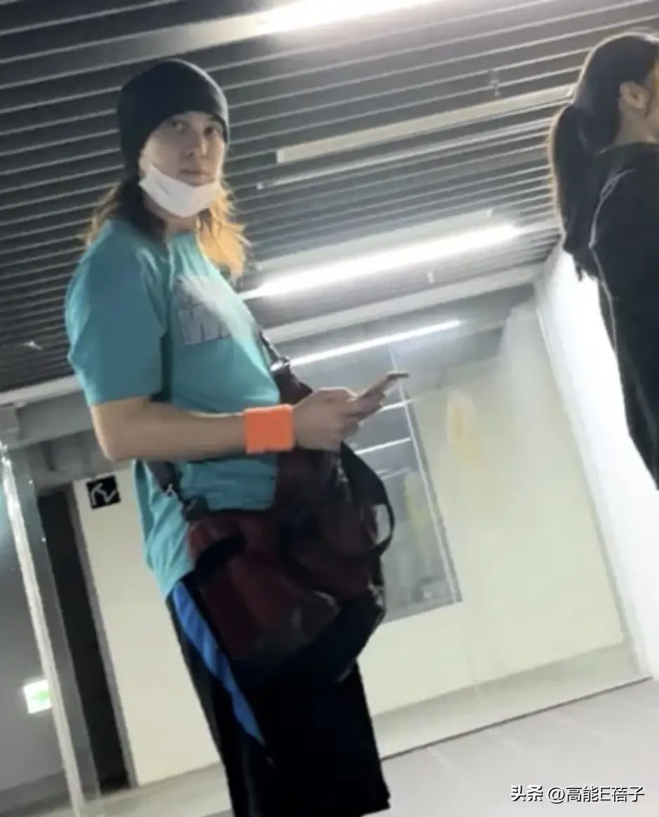 46岁陈楚河曝现状！脸圆润有小肚子和女伴打球被拍，太子变大叔？