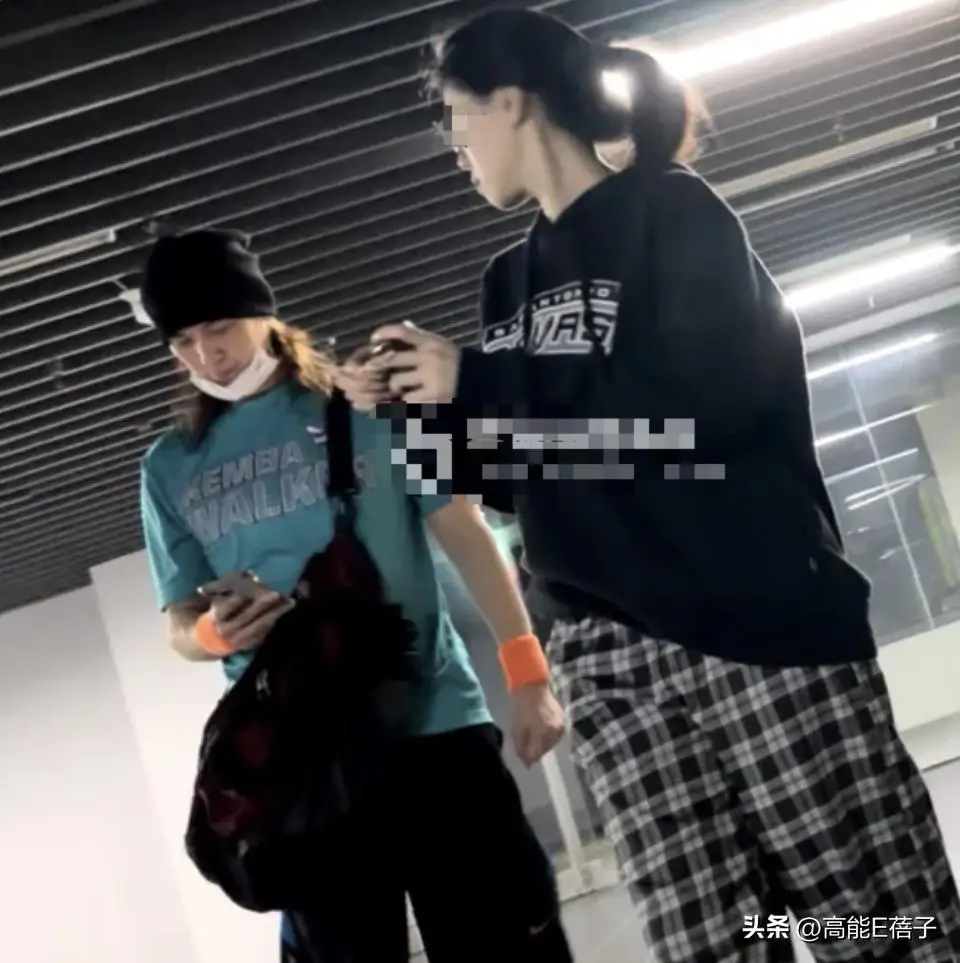 46岁陈楚河曝现状！脸圆润有小肚子和女伴打球被拍，太子变大叔？