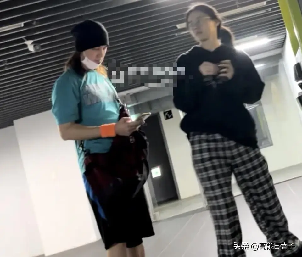 46岁陈楚河曝现状！脸圆润有小肚子和女伴打球被拍，太子变大叔？