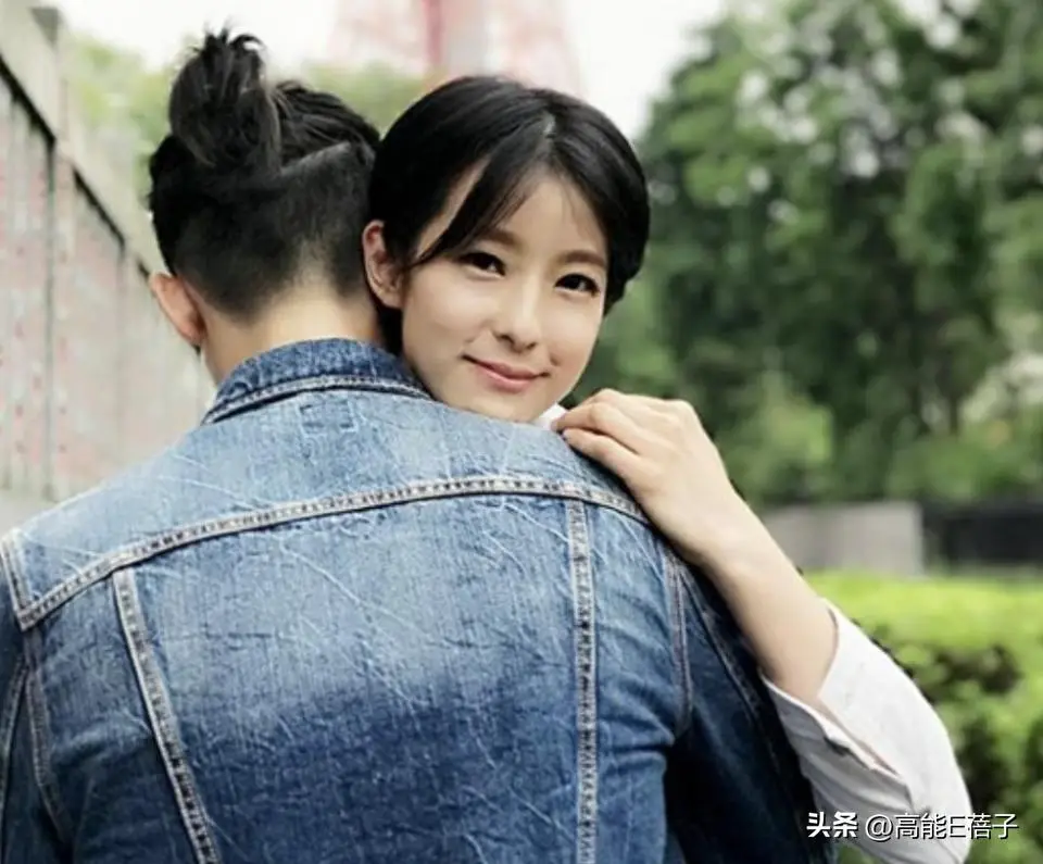 46岁陈楚河曝现状！脸圆润有小肚子和女伴打球被拍，太子变大叔？