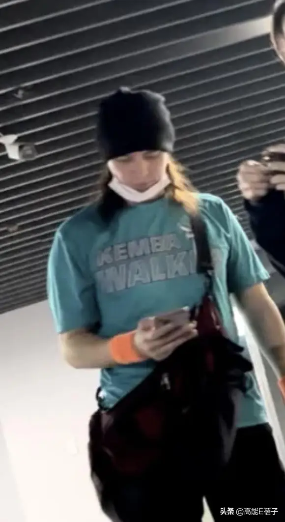 46岁陈楚河曝现状！脸圆润有小肚子和女伴打球被拍，太子变大叔？