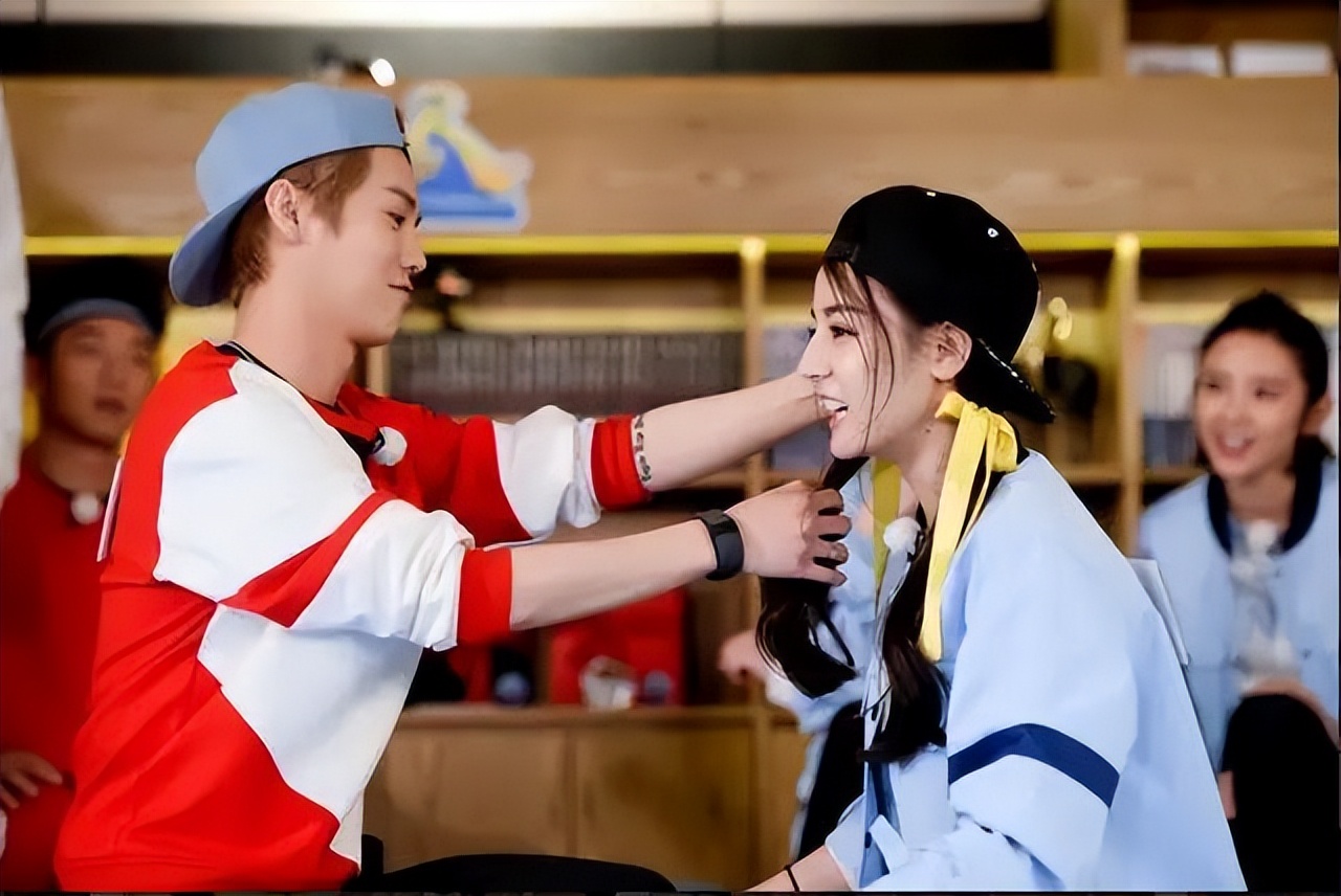 对比判刑13年的吴亦凡，再看27岁情定关晓彤的鹿晗，人间清醒