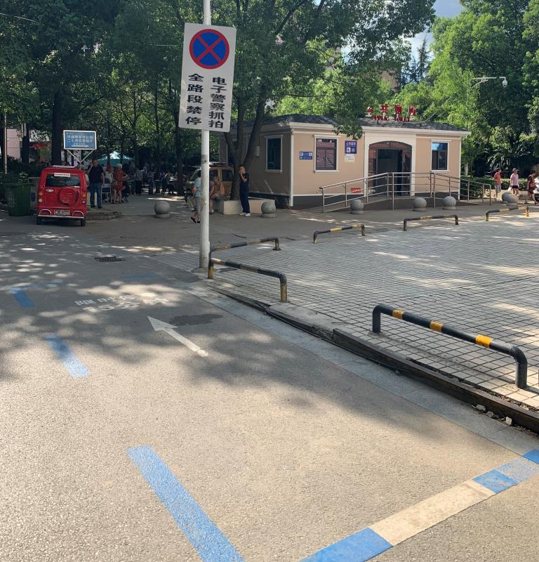 南昌交警启用临时性应急停车泊位，缓解机动车驾驶员如厕停车难