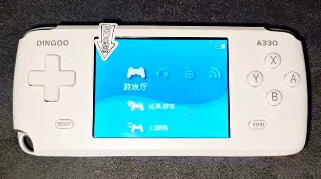 外形参照手柄设计的国产掌机,2.8英寸小屏,千余款游戏随意玩