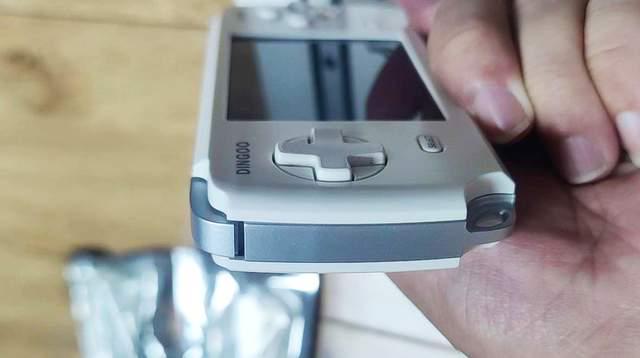 外形参照手柄设计的国产掌机,2.8英寸小屏,千余款游戏随意玩