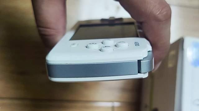 外形参照手柄设计的国产掌机,2.8英寸小屏,千余款游戏随意玩