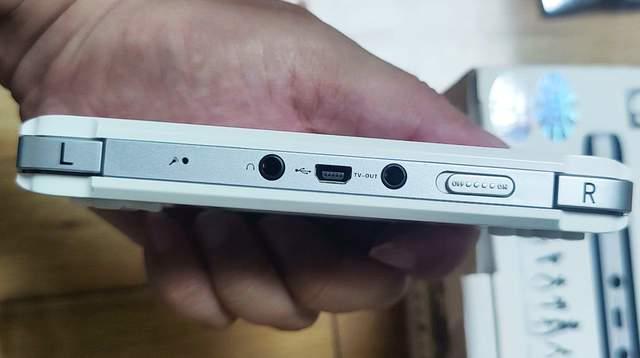 外形参照手柄设计的国产掌机,2.8英寸小屏,千余款游戏随意玩