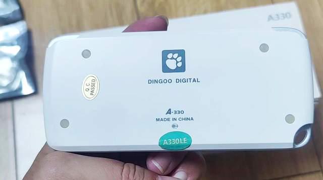 外形参照手柄设计的国产掌机,2.8英寸小屏,千余款游戏随意玩