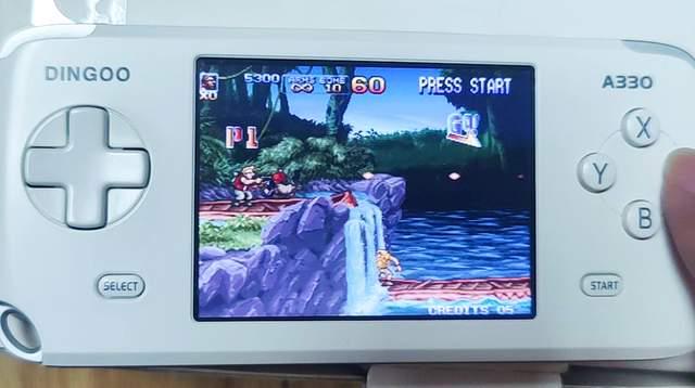 外形参照手柄设计的国产掌机,2.8英寸小屏,千余款游戏随意玩